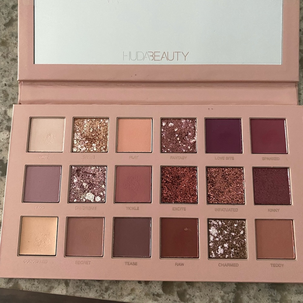 Huda Beauty Nude shadow palette